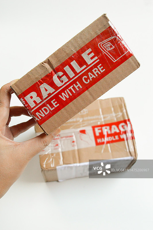 易碎的盒子包裹图片素材