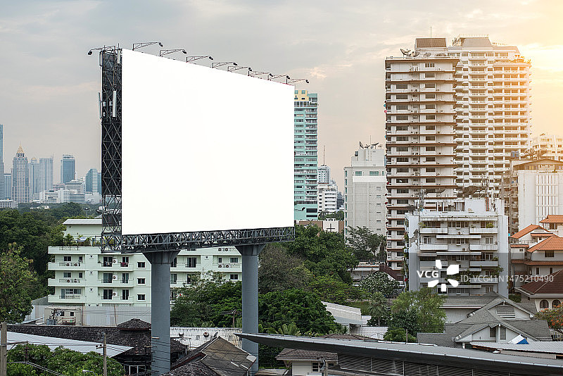曼谷城市夜景：灯笼与大型空白广告牌图片素材