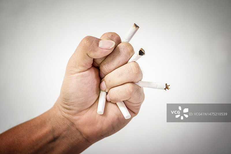 手持香烟并将其销毁图片素材