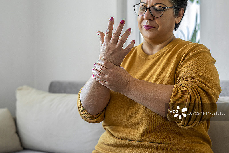 患有风湿病的老年妇女图片素材