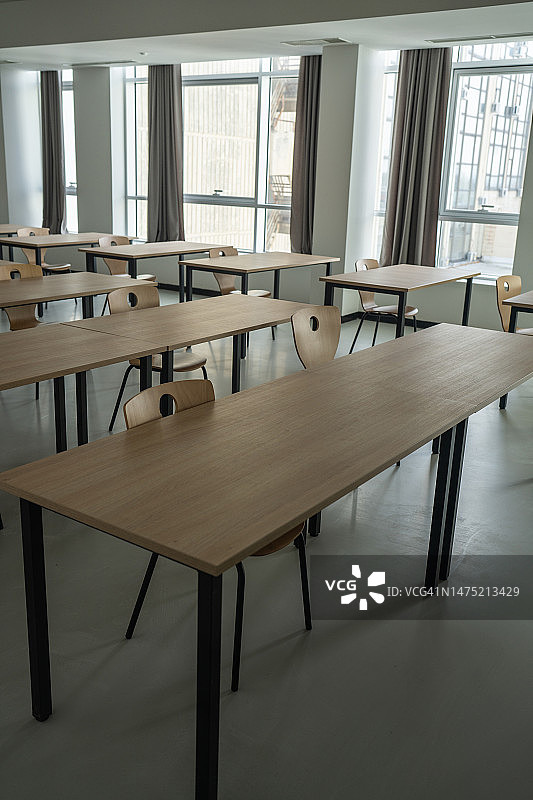 大学建筑内的空教室图片素材
