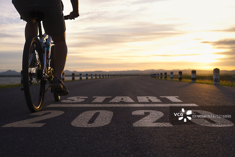 一位运动员正在路上骑自行车。2023年开始图片素材