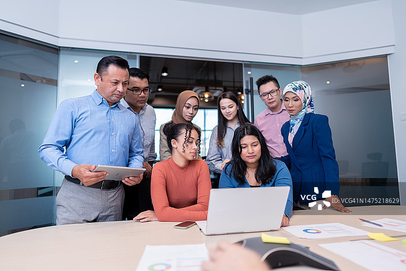 成功的一群商人在举行简报会图片素材