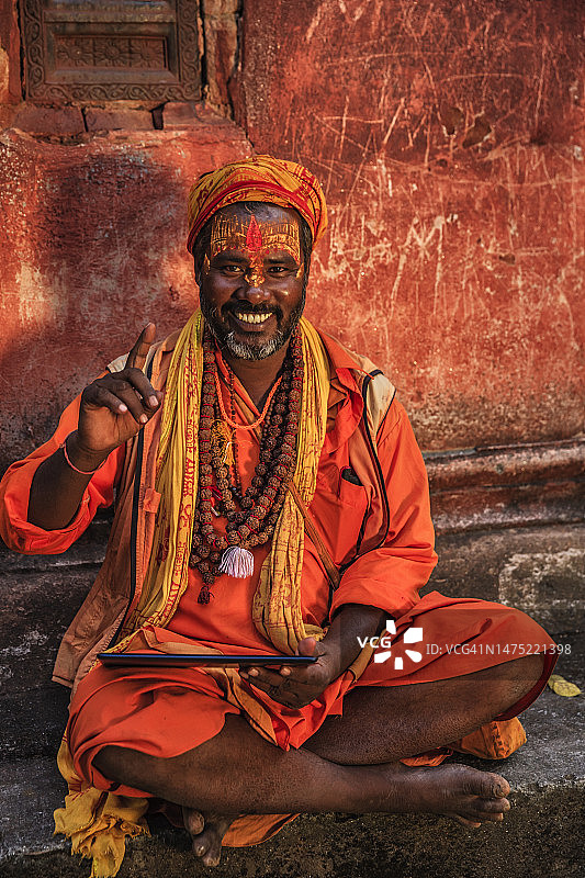 使用平板电脑的印度圣人图片素材