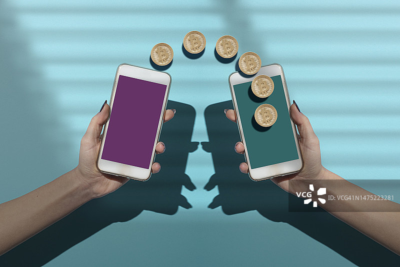 用智能手机交易比特币图片素材