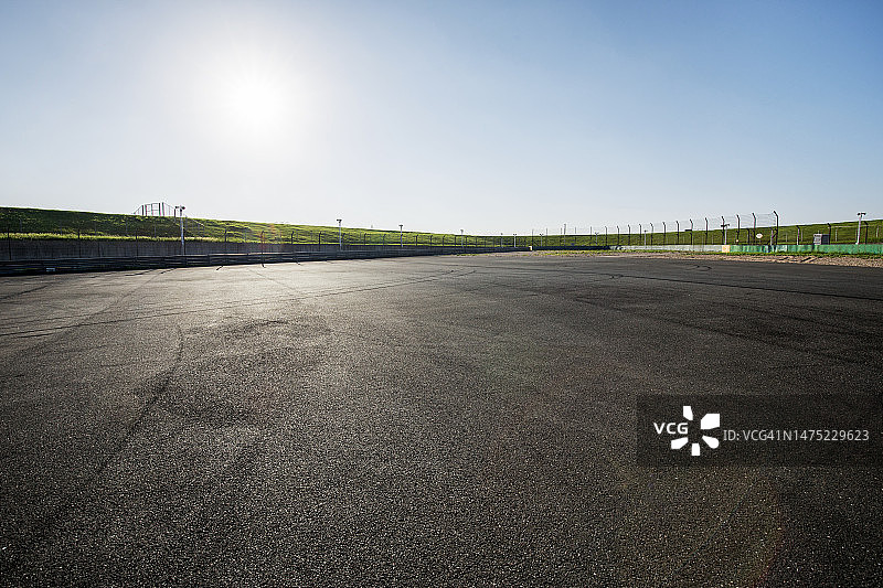 逆光沥青停车场图片素材