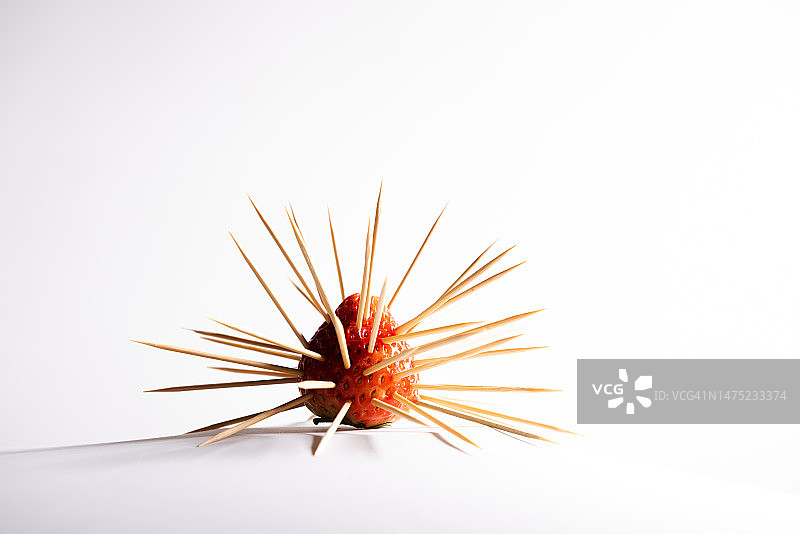 抽象新鲜草莓与牙签图片素材