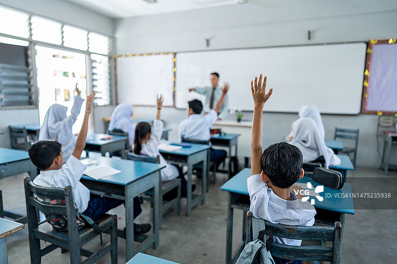 小学生课堂上举手听讲图片素材