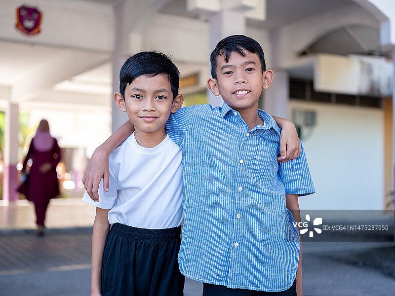 朋友们互相拥抱看着镜头图片素材