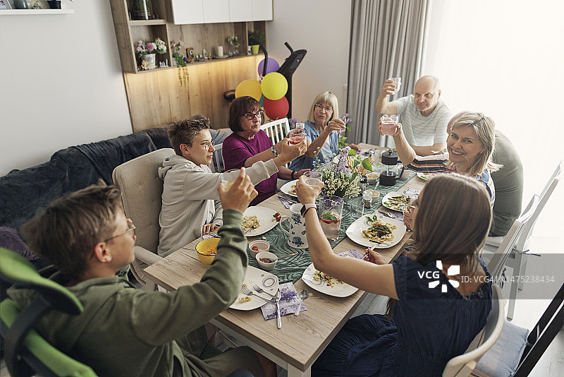 一家人用餐庆祝图片素材