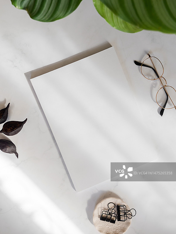 白色背景上的空白杂志封面图片素材