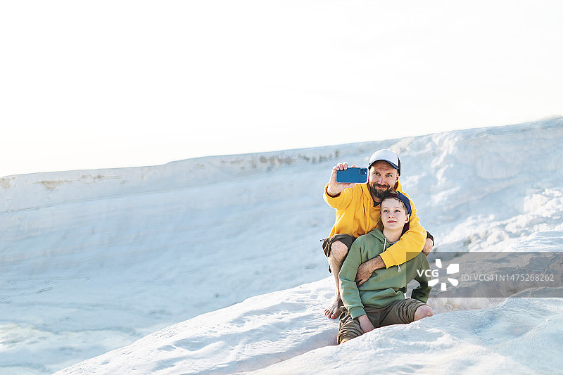 父子在棉花堡自拍图片素材