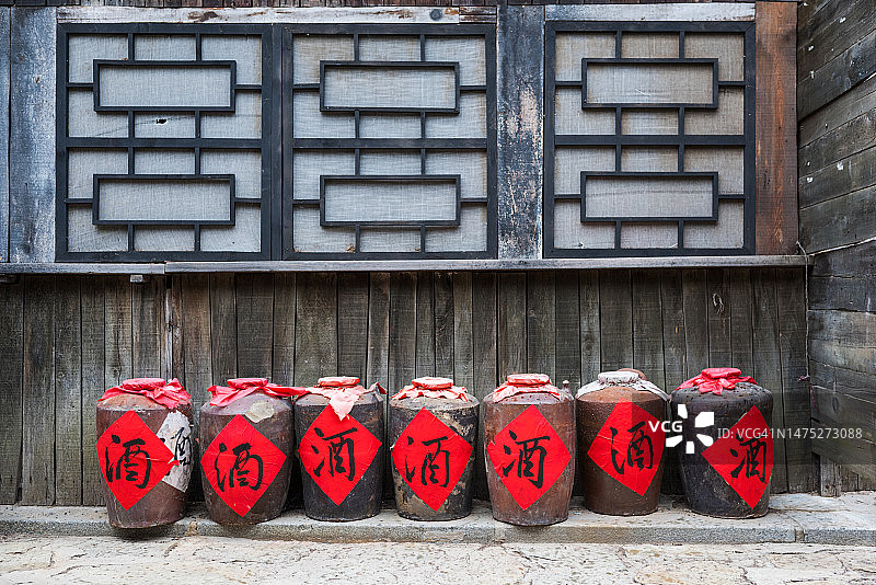 带有徽派墙的酒坛图片素材