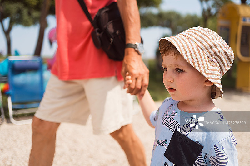 男童和未露面的爷爷在散步图片素材