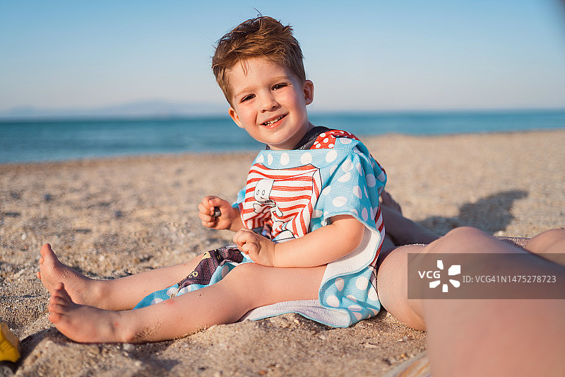 在海滩享受一天的幼儿男孩肖像图片素材
