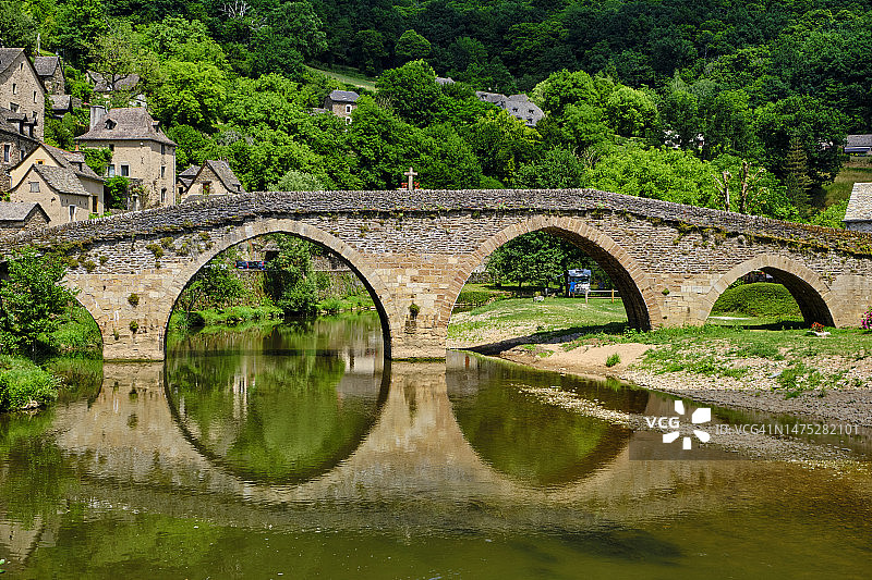 法国阿韦龙贝尔卡斯特尔村庄图片素材