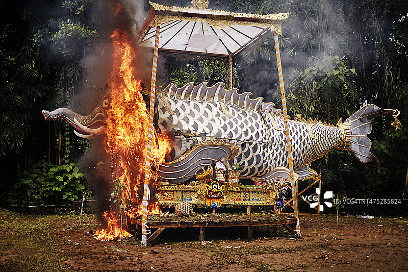 乌布的葬礼火葬仪式，燃烧鱼和大象雕塑图片素材