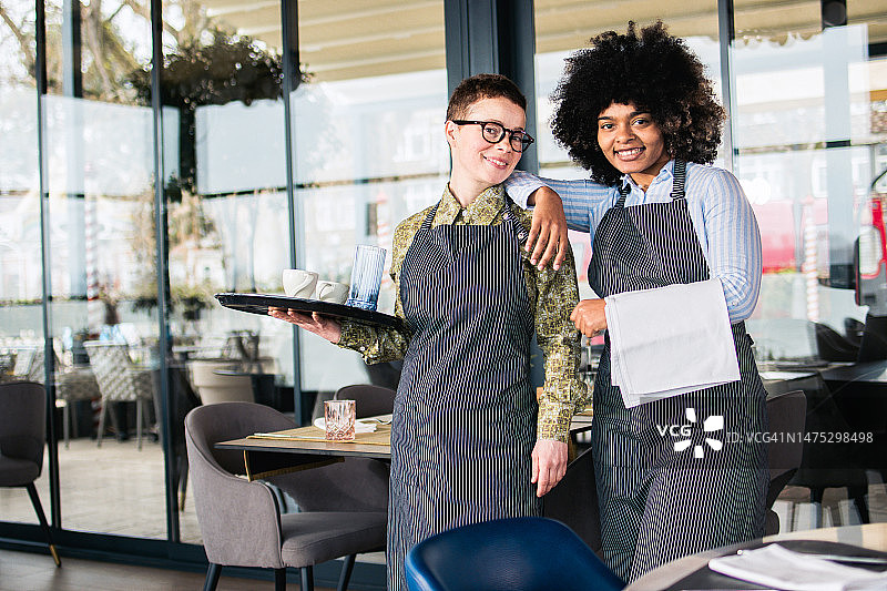 年轻女服务员图片素材