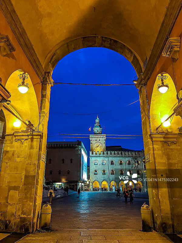 夜晚灯光下的雷恩佐王宫图片素材