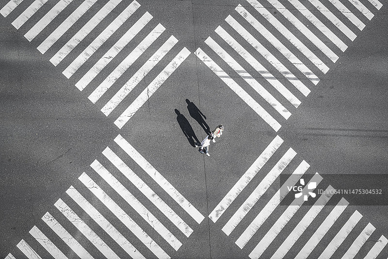 在东京银座人行横道上行走的人们图片素材