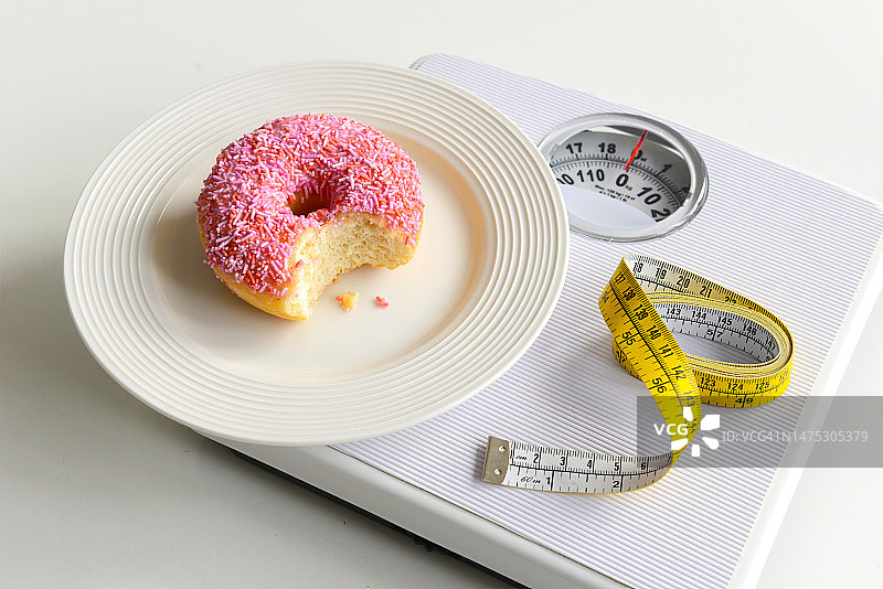 缺一口的甜甜圈图片素材