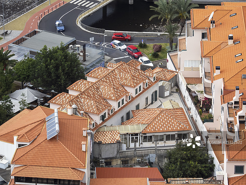 马德拉岛布拉瓦海滨的彩色屋顶瓦片图片素材