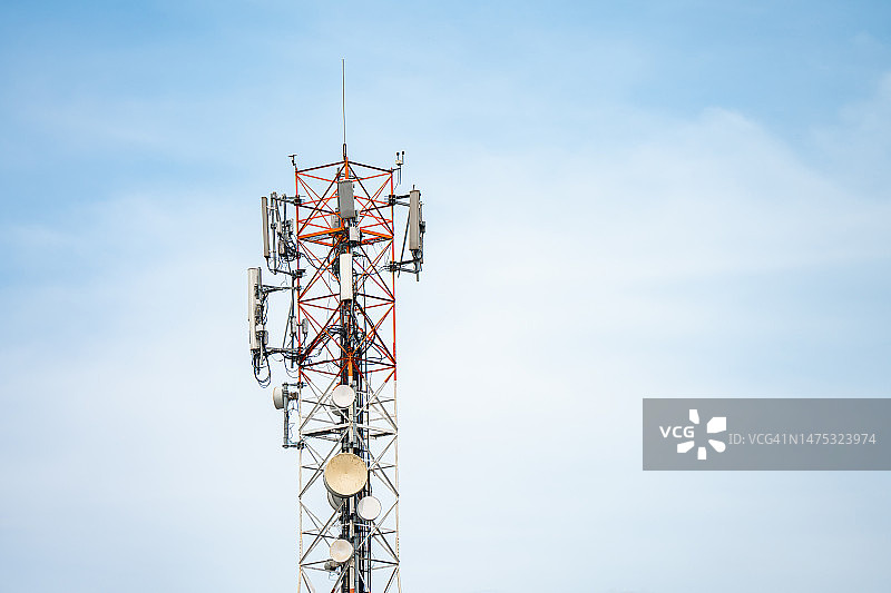 蓝天下的电信桅杆，带有微波链路和电视发射天线图片素材