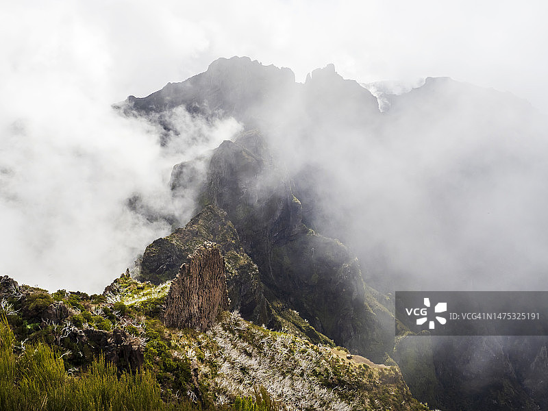 从马德拉最高峰Pico Ruivo突出的火山岩脉。图片素材