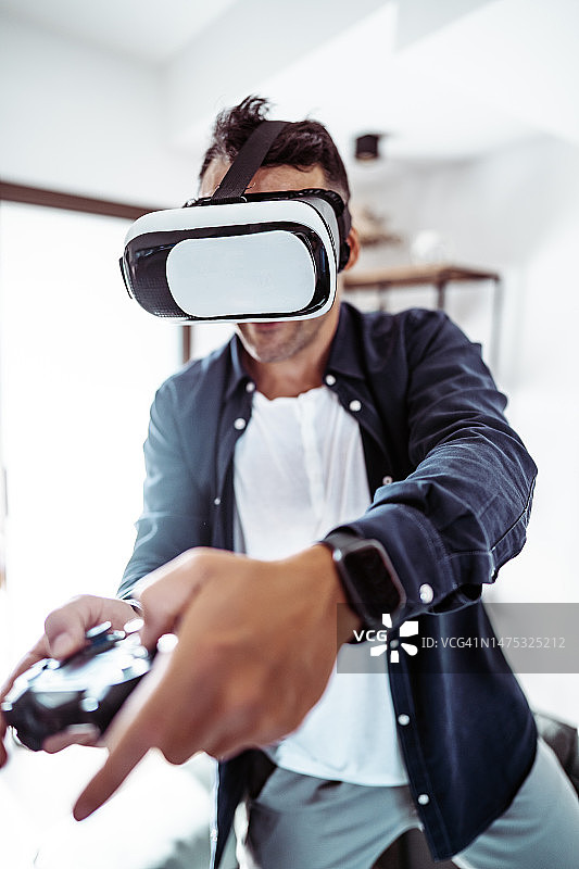 男人玩VR人工智能模拟器图片素材