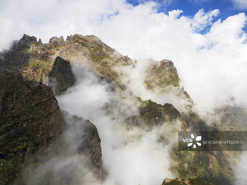 马德拉群岛最高峰Pico Ruivo的云雾图片素材
