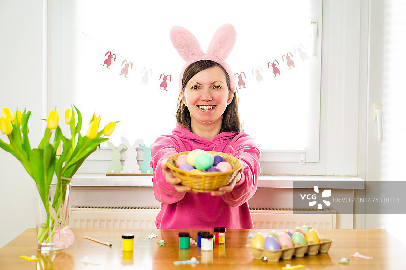 戴兔耳朵的快乐微笑女子图片素材