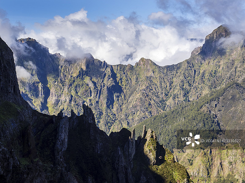 马德拉岛最高峰Pico Ruivo山脉风光图片素材