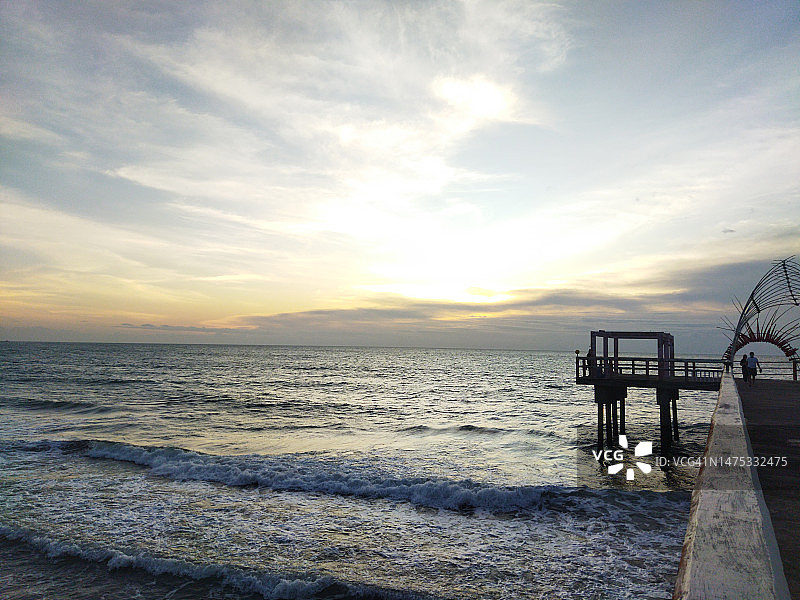 印度尼西亚，日落时分，大海与天空的对比图片素材