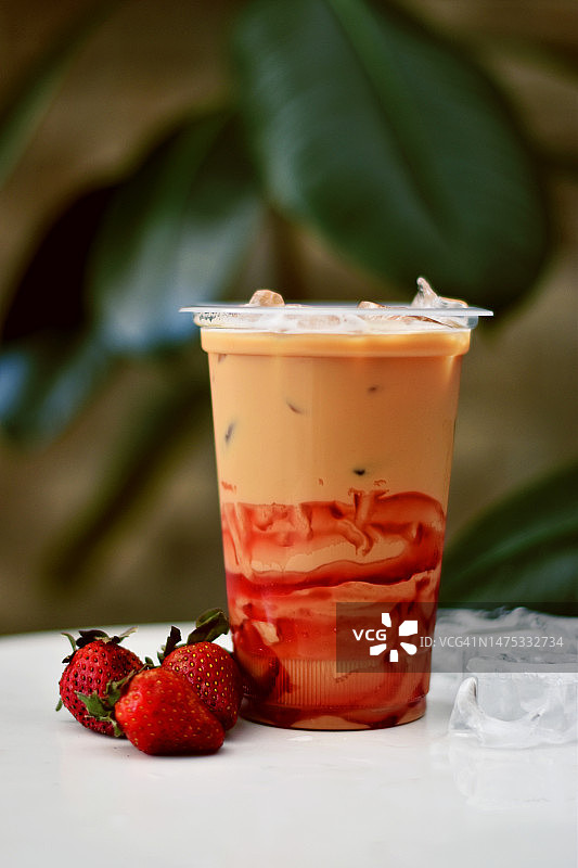 桌子上杯子里的饮料特写图片素材