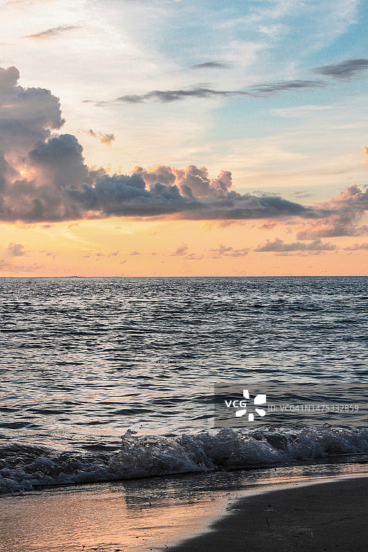 桑吉赫群岛摄政区日落时分的海景，印度尼西亚北苏拉威西图片素材
