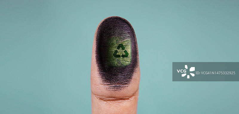 世界地球日拇指指纹回收标志，回收和ESG概念，泰国曼谷图片素材