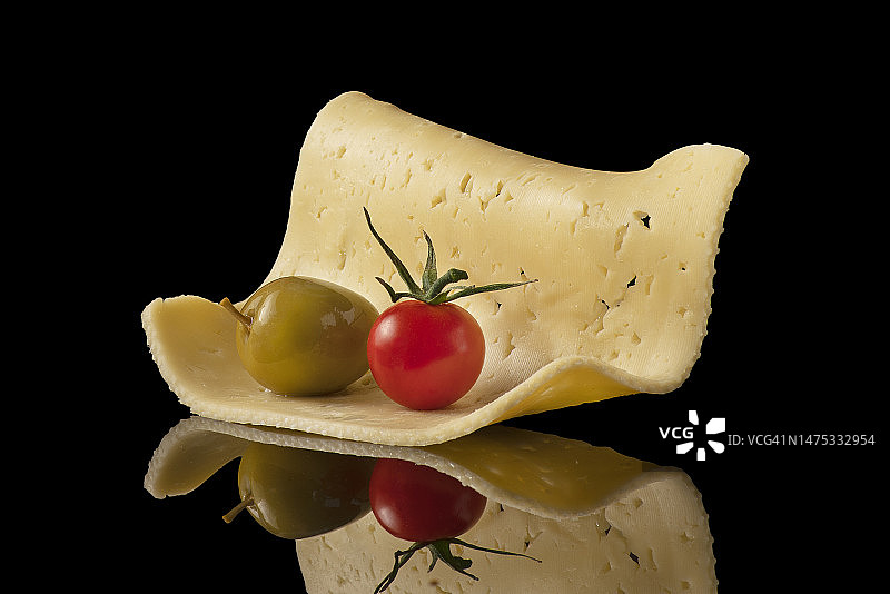 黑背景上的奶酪、橄榄和番茄美食图片素材