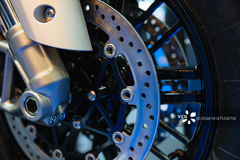 新款红色摩托车盘式制动器特写图片素材
