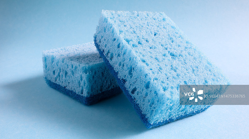 家庭主妇日常使用的两块蓝色海绵，用于洗涤和擦除污垢图片素材