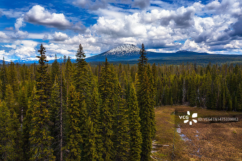 俄勒冈州熔岩湖路森林上空的 bachelor 山航拍景色图片素材