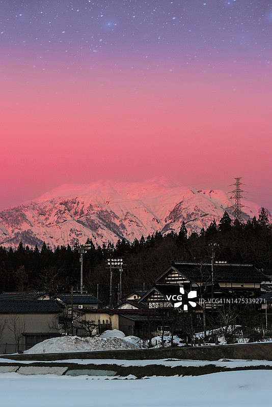 夜幕下雪山美景，日本图片素材