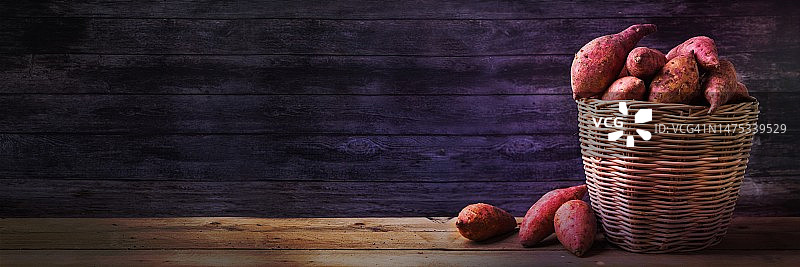 篮子里的红薯，木桌上的生鲜食品展示图片素材