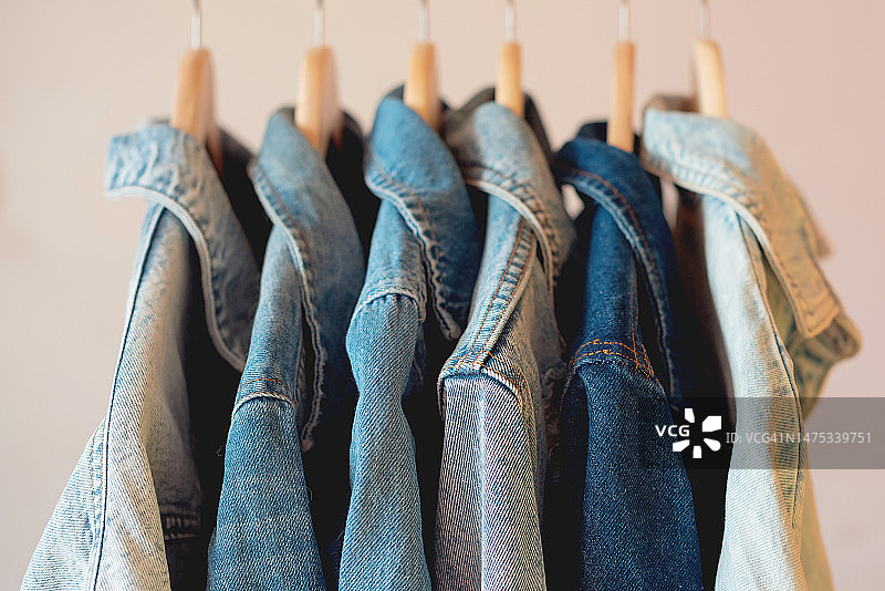 二手市场/跳蚤市场上的牛仔夹克和复古衬衫图片素材