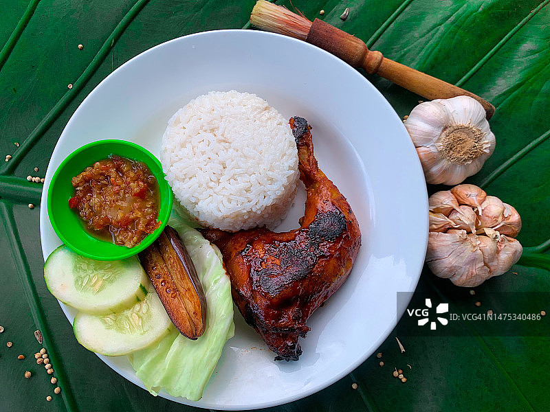 盘子里的食物俯视图，印度尼西亚南苏拉威西省图片素材