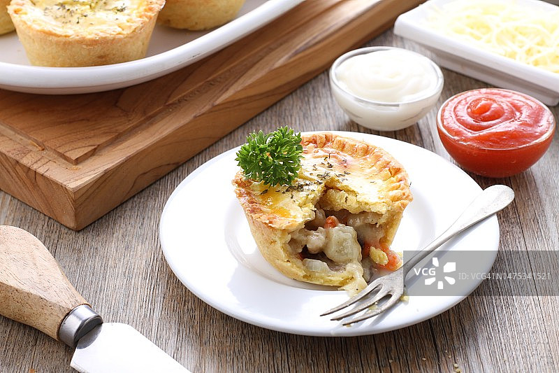 俯视角度拍摄的桌上盘中食物，印度尼西亚勿加泗图片素材