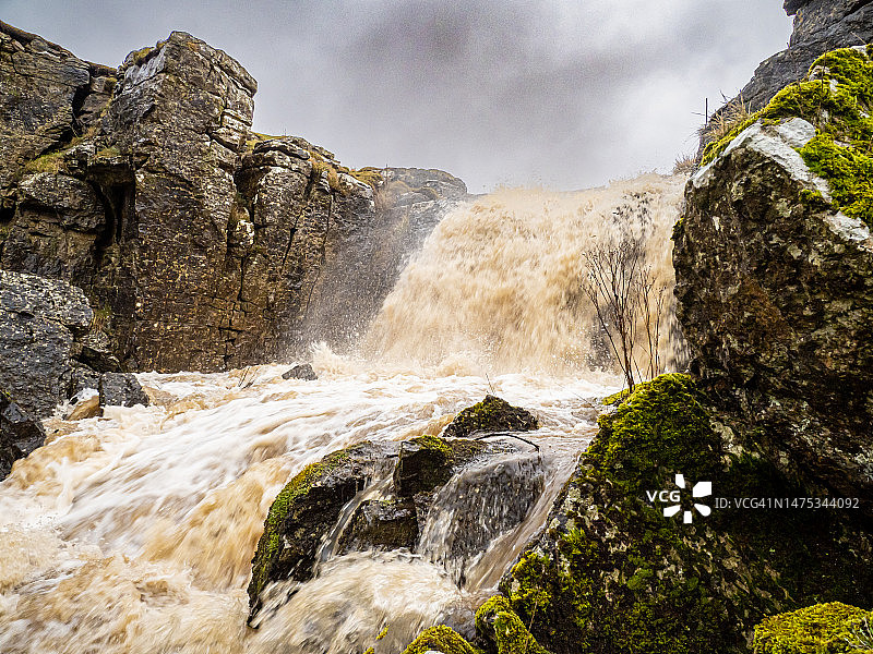 瀑布的风景，位于英国柯克比斯蒂芬图片素材