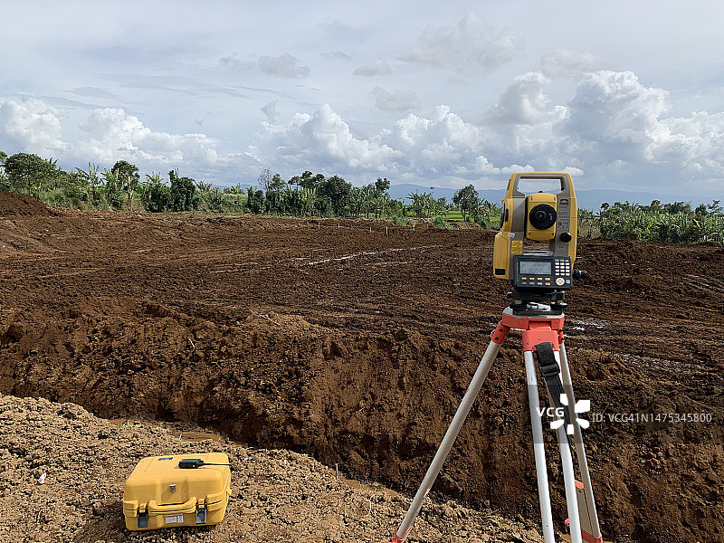 印度尼西亚，田野上相机的特写，背景是天空图片素材