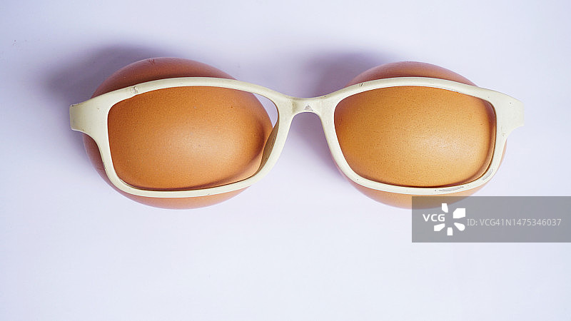 白色背景上的鸡蛋俯视图，印度尼西亚图片素材