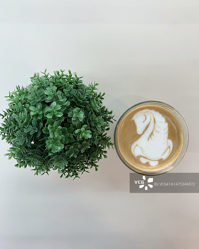 俯视拍摄的桌上咖啡杯（印度尼西亚登巴萨巴拉特）图片素材