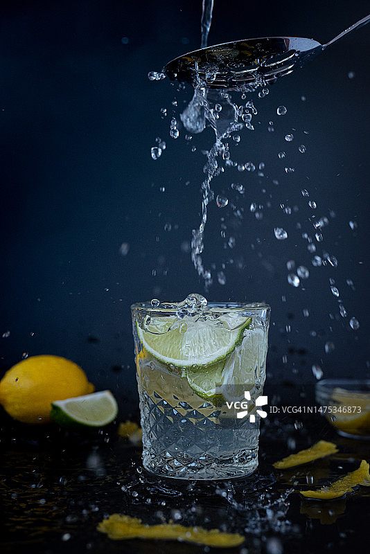 美国纽约州布法罗黑色背景下的玻璃杯饮品特写图片素材